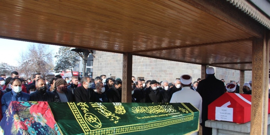Trafik kazasında hayatını kaybeden Uzman Çavuş Öztürk ve ailesi son  yolculuğuna uğurlandı Adana 24 - Adana Haberleri