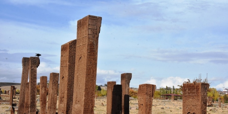 Ahlat’taki Selçuklu Mezarlığında 30 çocuk mezarı bulundu