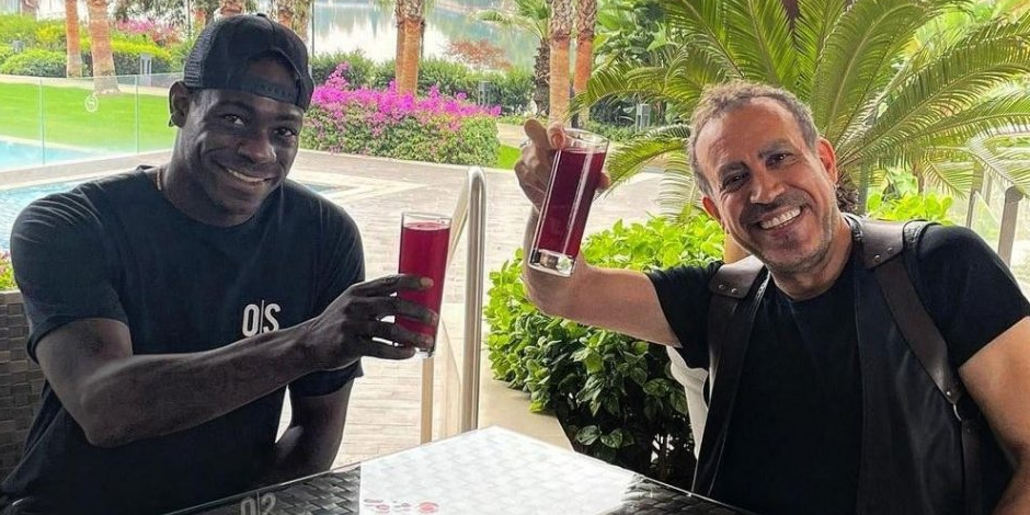 Bu da oldu! Mario Balotelli, Haluk Levent ile şalgam içti, 6 aileye yardım etti