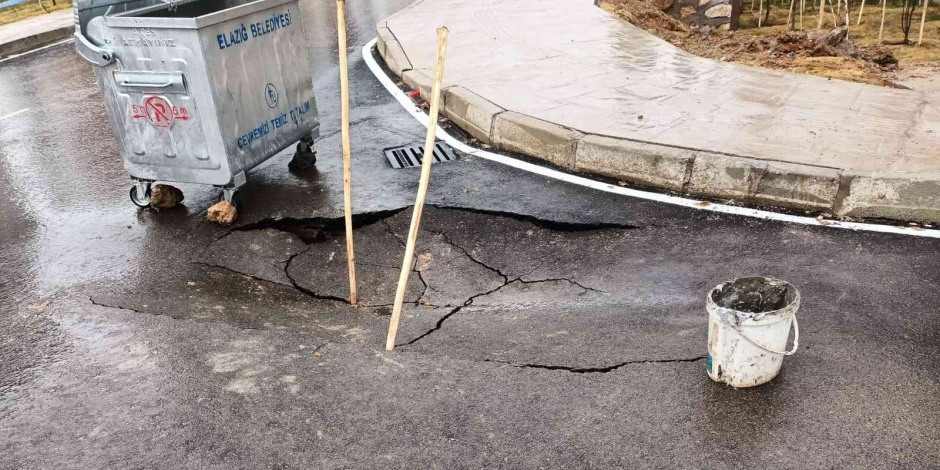 Elazığ’da aşırı yağışlar nedeniyle yolda çökme meydana geldi