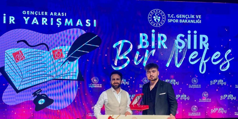 Elazığlı Muhammet Mert Özdemir Bir Şiir Bir Nefes yarışmasında Türkiye 1’incisi oldu