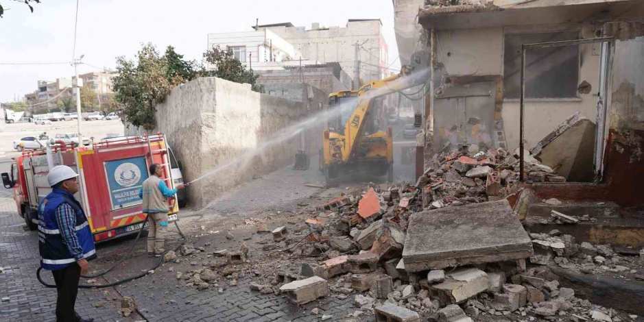 Haliliye’de metruk ve riskli yapıların yıkımına başlandı