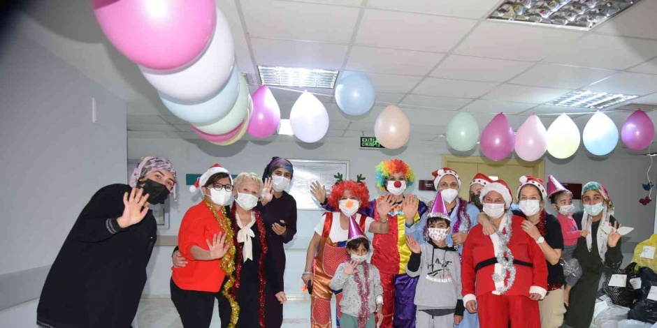 Hastanede tedavi gören miniklere yeni yıl kutlaması