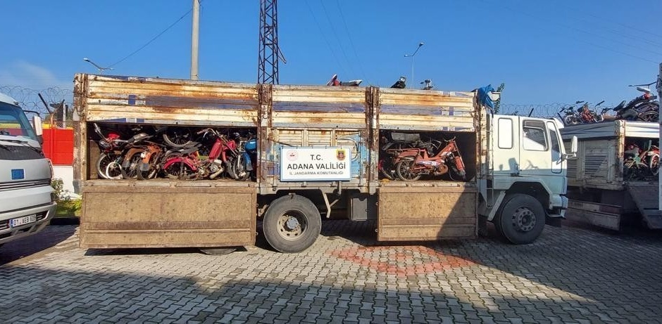 Hatay’dan Adana’ya getirilen 400 çalıntı motosiklet ele geçirildi