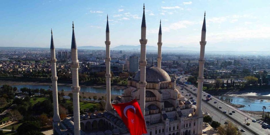 Türkiye’nin en büyük ilk Türk bayrağı Merkez Camisi’ne asıldı