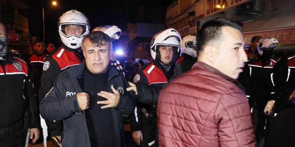 Adana’da kavgayı ayırmaya çalışan polisi bıçaklayan şahıs, saklandığı evde yakalandı