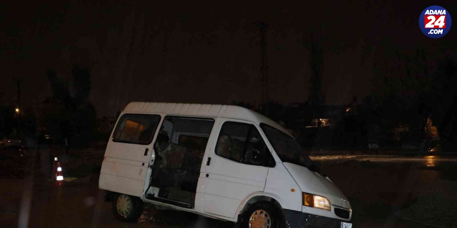 Adana’da sağanak yağış sebebiyle yol çöktü, bir araç mahsur kaldı