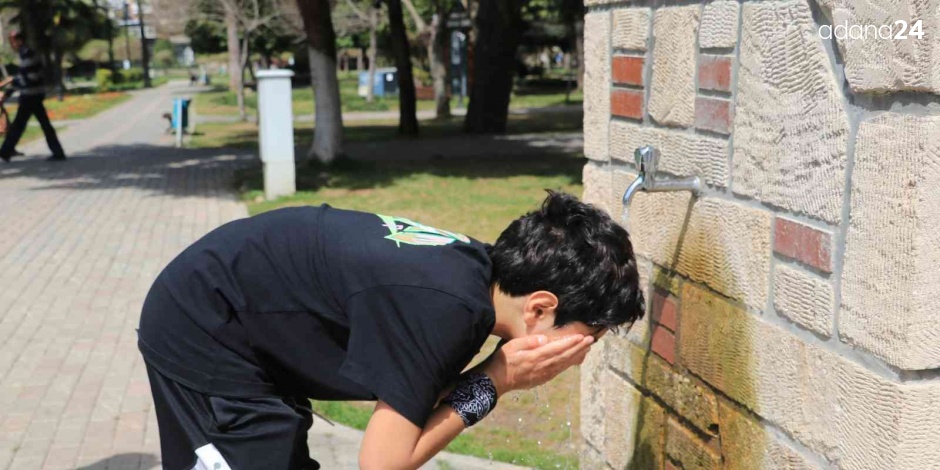 Adana’da sıcaklık 33 dereceye ulaştı, parklar doldu