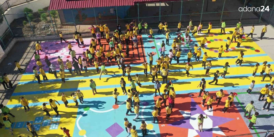 İmamoğlu’nda okullardaki oyun alanları rengarenk