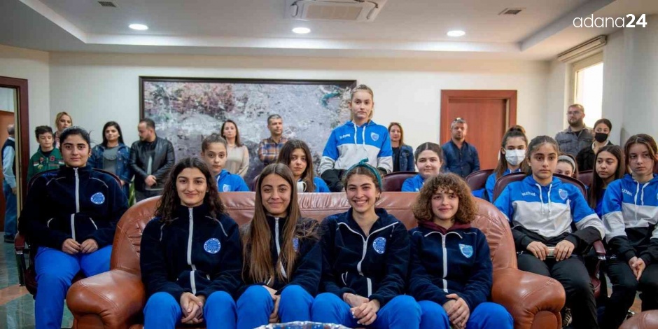 Şampiyon voleybolcu kızlardan Başkan Akay’a kupalı teşekkür