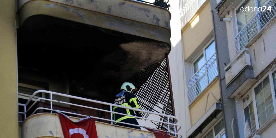 Adana’da dairenin kullanılamaz hale geldiği yangında Türk bayrakları zarar görmedi