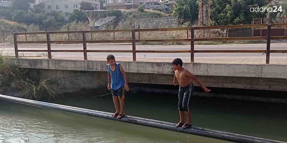 Çocuklar Adana sıcağında tehlikeye aldırış etmeyen kanallarda serinliyor